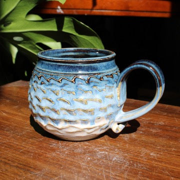 Round textured Blue Mug