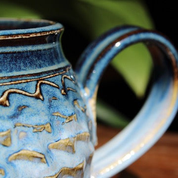 Round textured Blue Mug